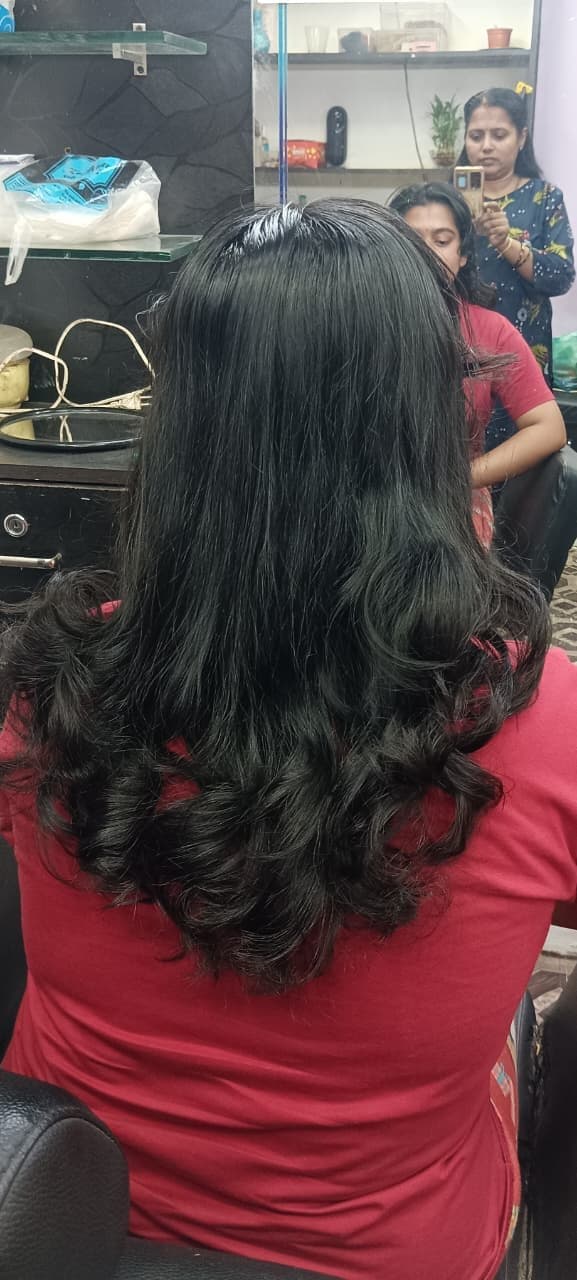Savi's parlour makeup studio gallery image 2